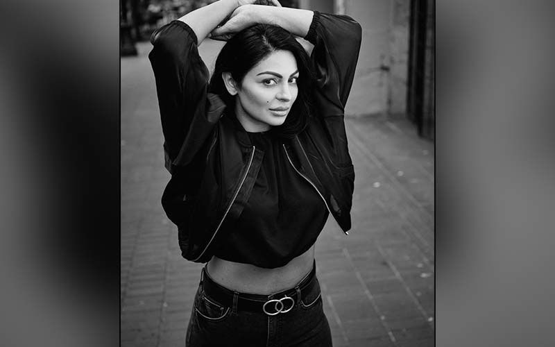 Neeru Bajwa, Sabrina Bajwa's Picture Gives Us Major Sister Goals