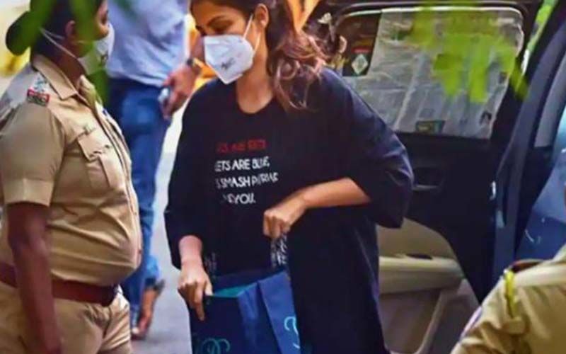 Rhea Chakraborty's ‘Let’s Smash Patriarchy’ T-Shirt: Times When Bollywood Actress Wore T-shirts With Powerful Messages