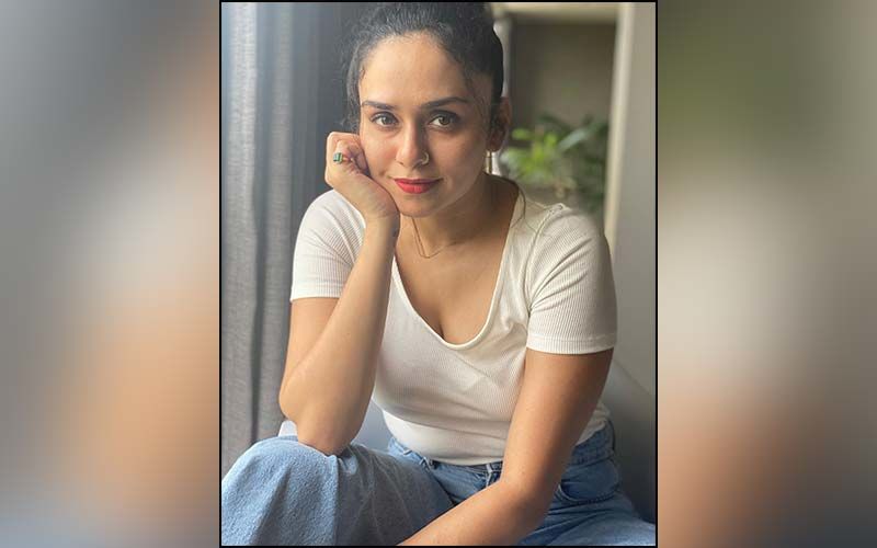 Amruta Khanvilkar's Simple White T-shirt Look Is A Wardrobe Essential For Every Girl