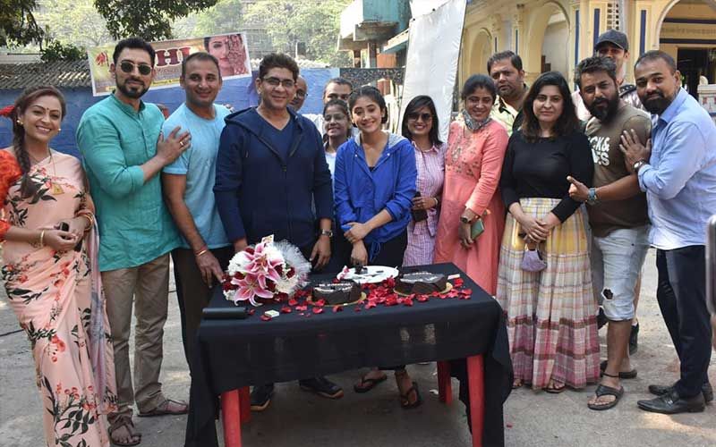 Yeh Rishta Kya Kehlata Hai Cast And Crew Celebrate Shivangi Joshi's Mom's Birthday On The Set; Actor’s Mom Enjoys A Cake Cutting Session-PICS