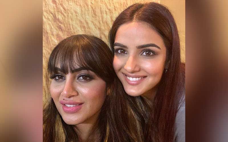Bigg Boss 14: Arshi Khan Flashes A Big Smile For A Selfie With Jasmin Bhasin; Look Beyond Beautiful