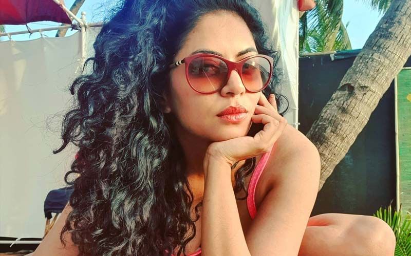 Bigg Boss 14's Kavita Kaushik Shares A Pic Of Men Bathing In Open And It's Not 'Jaan Hit Mein Jaari'; 'Let Us Wear Our Ripped Jeans, Let Our Bra Strap Show'