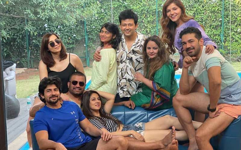 Bigg Boss 14 Winner Rubina Dilaik And Abhinav Shukla Pose For A Blissful Group Photo With Friends; Head Out For A Mini Holi Trip With Hussain, Sharad And Keerti Kelkar