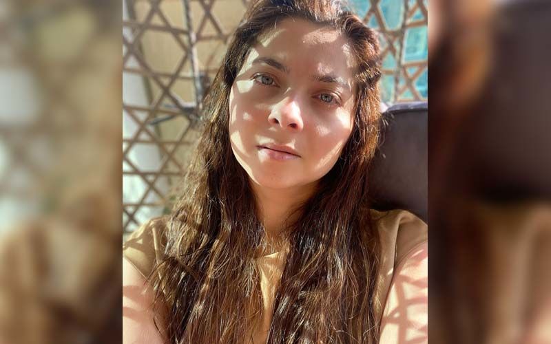 Sonalee Kulkarni's Father Attacked By A Trespasser Causing Him An Injury