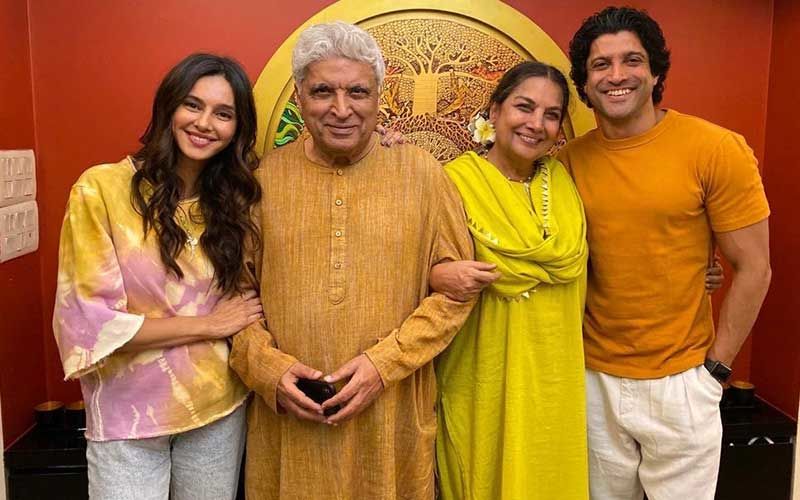 Shabana Azmi Posing With Javed Akhtar, Farhan Akhtar And His Ladylove Shibani Dandekar Is Sweet; This Family Photo Is All About ‘Hassi Khushi’