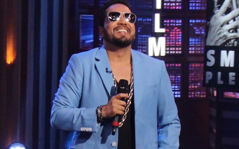 Mika Singh's Car Breaks Down At 3 AM Amidst Heavy Rains; Hundreds Of Fans Rush To His Rescue In No Time