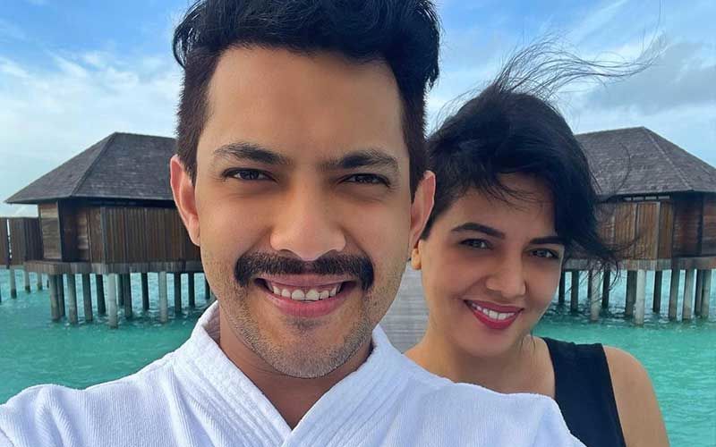 Aditya Narayan Takes Off To The Maldives After Wrapping Up Indian Idol; Drops A Cutesy Selfie With Shweta Agarwal