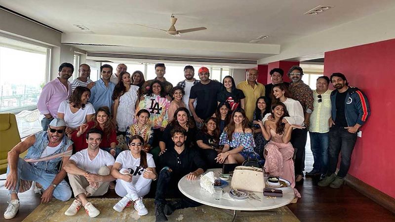 Karan Johar Shares A Group Picture With Hrithik Roshan, Malaika Arora, Kriti Sanon From Farah Khan’s House Party