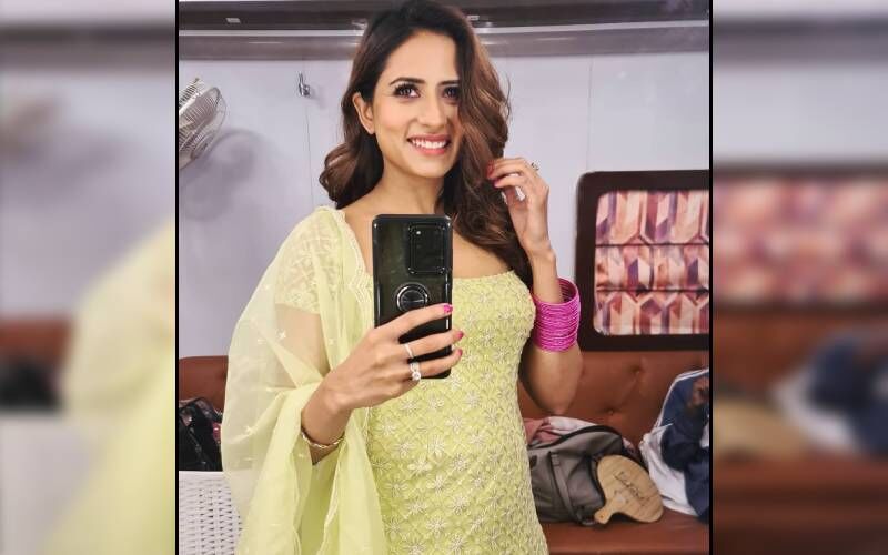 Sargun Mehta Spreads Festive Cheer As She Looks Ultra-Glam In Her Latest Instagram Posts; Can’t Afford To Miss