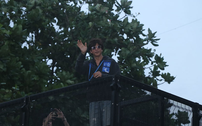 Shah Rukh Khan Proves He Is A Crowd Puller As He Makes An Appearance To Wish Fans From Mannat: Watch Video