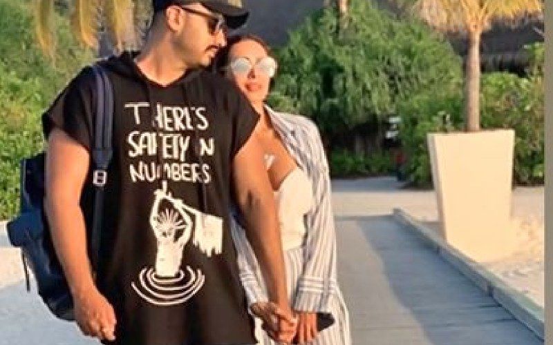 Arjun Kapoor Once Again Trolls GF Malaika Arora On SM; This Time Her 'Thinker' Pic Gets A Hilarious Comment From Him