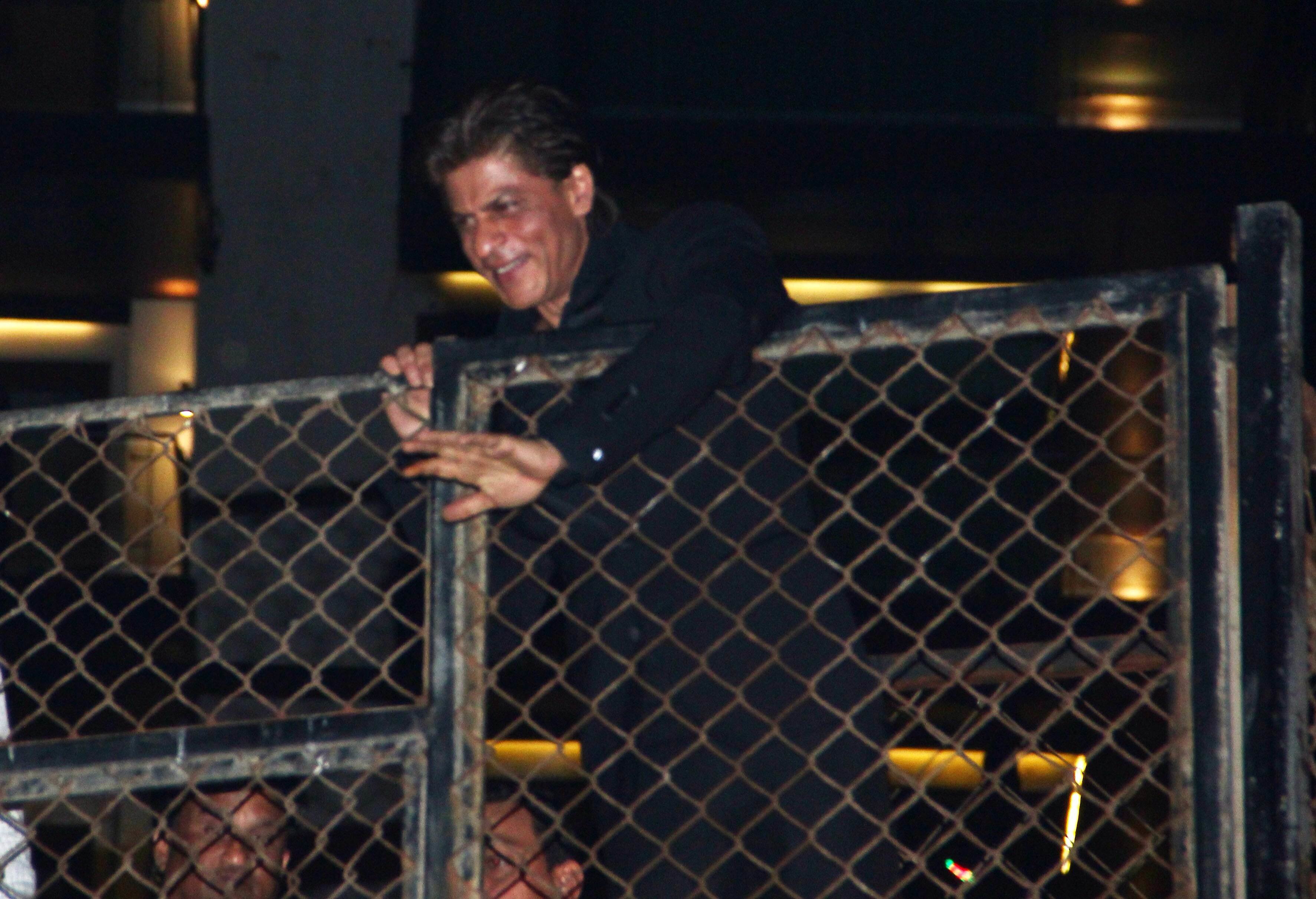SRK Greets Fans At Midnight,Deepika At Siddhivinayak| Spotted