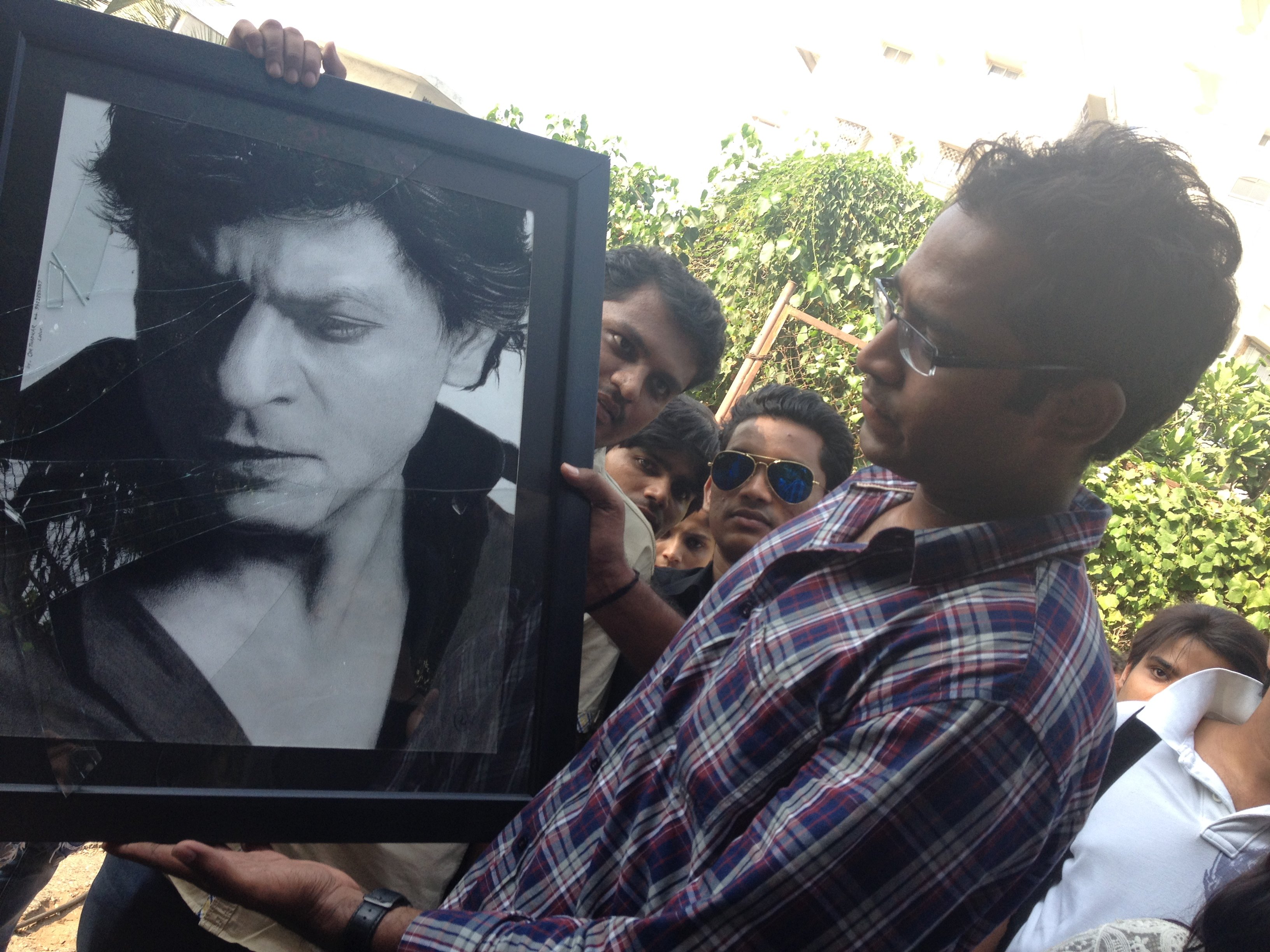 SRK Disappoints His Fan