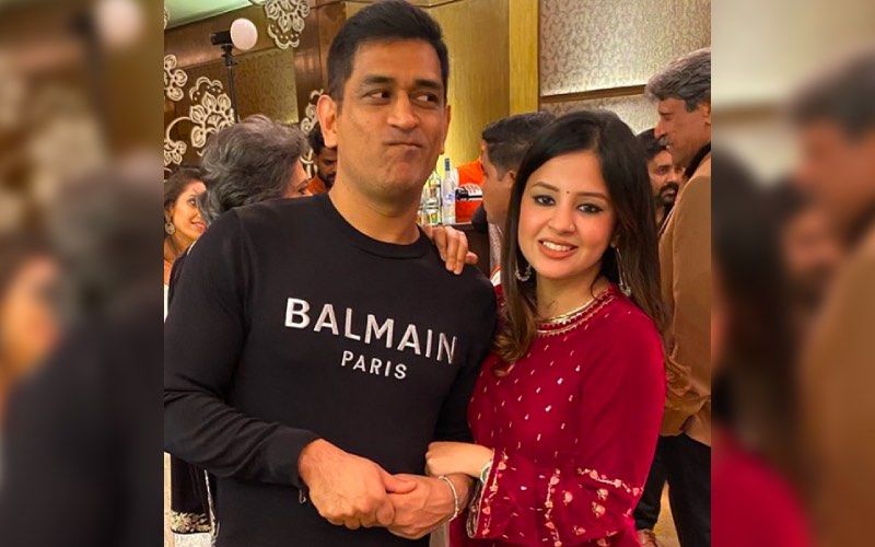 MS Dhoni's Wifey Sakshi Singh Dhoni Misses The Cricketer As She Welcomes A Red Hot Swanky Ride Home - WATCH