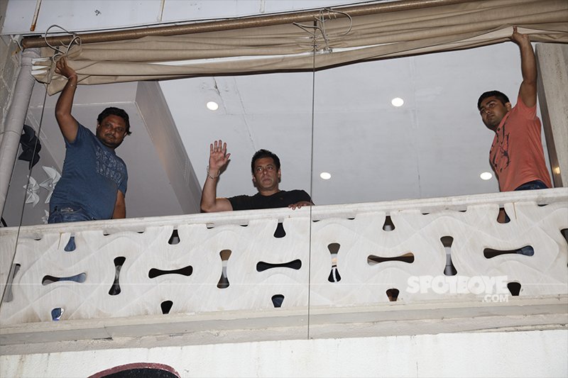 Salman Khan Waves Out To His Fans