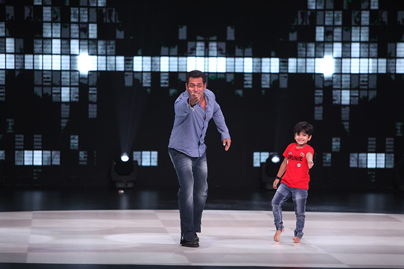 Salman Khan With Contestant Alok From Dance Deewane