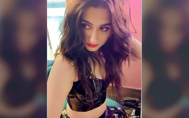 Sanjeeda Shaikh Bids Goodbye To Negativity Amid Divorce Rumours, Flaunts Her Wild Side While Putting On Makeup