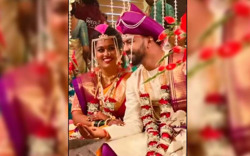 Indian Idol 12's Sayli Kamble Ties The Knot With Boyfriend Dhawal In Traditional Maharashtrian Style, Looks Beyond Beautiful As Bride -See Inside PICS And VIDEOS
