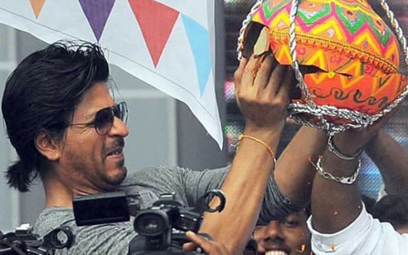 Happy Dahi Handi 2019: Shah Rukh Khan Climbs Onto His Bodyguard To Break The Dahi Handi, Watch video