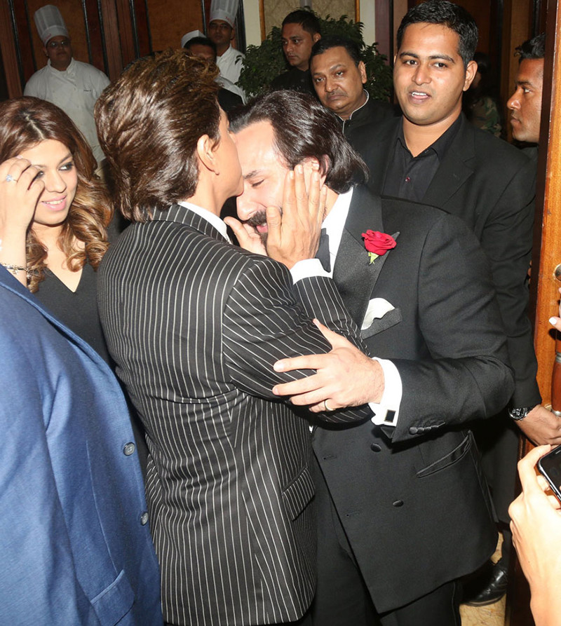 Shah Rukh Khan Kisses Saif Ali Khan At The Vogue Beauty Awards 2018