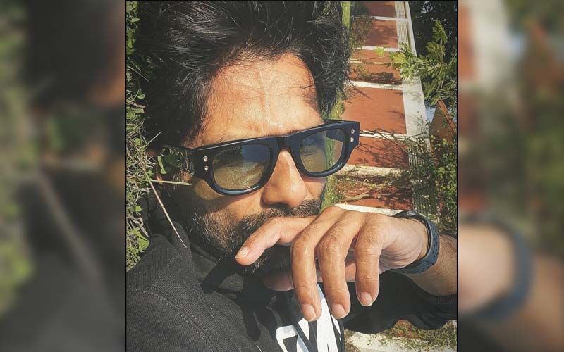 Shahid Kapoor's Latest Airport Look Leaves Netizens In Splits As He Turns Up Wearing A Thick Face Shield; Fans Ask 'Yeh Konsa Fashion Hai?'