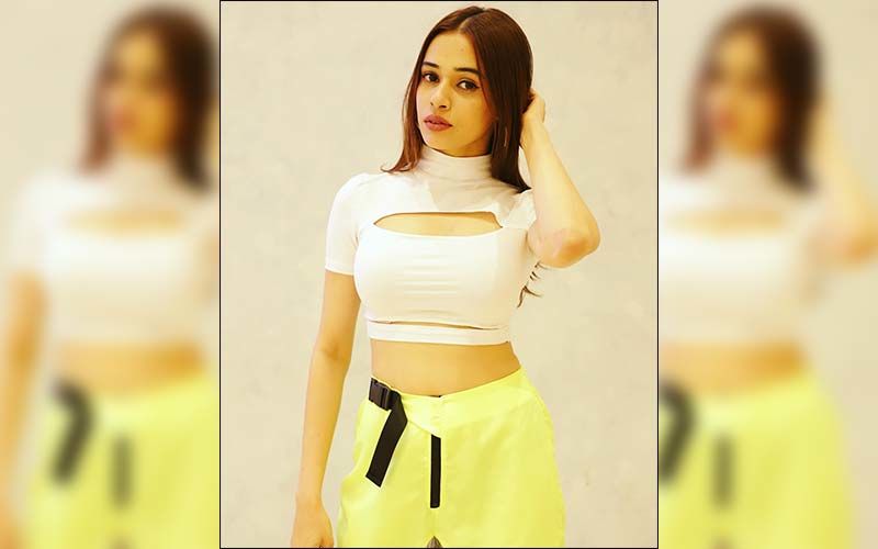 Shalmali Unleashes Her Hotness In This Neon Look