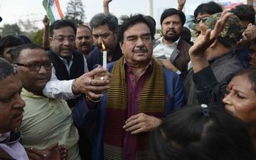Pulwama Terror Attack: शत्रुघ्न सिन्हा ने की जल्दबाजी में जवाबी कार्रवाई ना करने की अपील