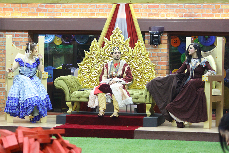 Shilpa and Arshi try to woo Hiten in Bigg Boss 11 Shilpa and Arshi try to woo Hiten in Bigg Boss 11