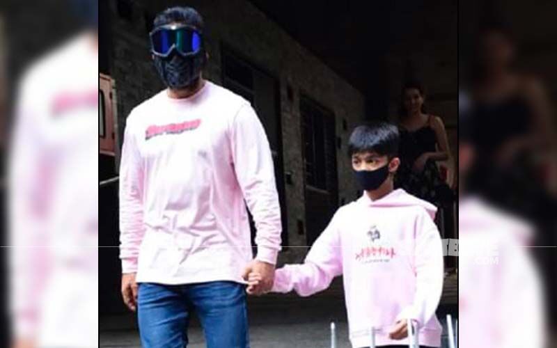 Raj Kundra Covers His Face As He Gets Spotted With His Son In The City; Netizen Says 'Urfi Ke Saath Collab Karna Chahiye Isko' -WATCH VIDEO
