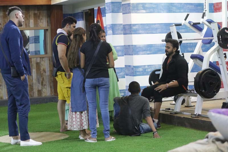 Sreesanth Interacts With The Other Contestants