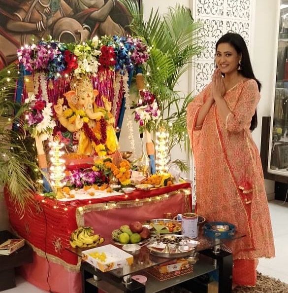 Shweta Tiwari Joins Hands Before Bappa