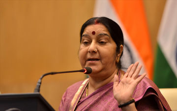 Sushma Swaraj Passes Away: Rituparna Sengupta, Raj Chakraborty, Dev Adhikari And Others Mourn The Death of BJP Leader