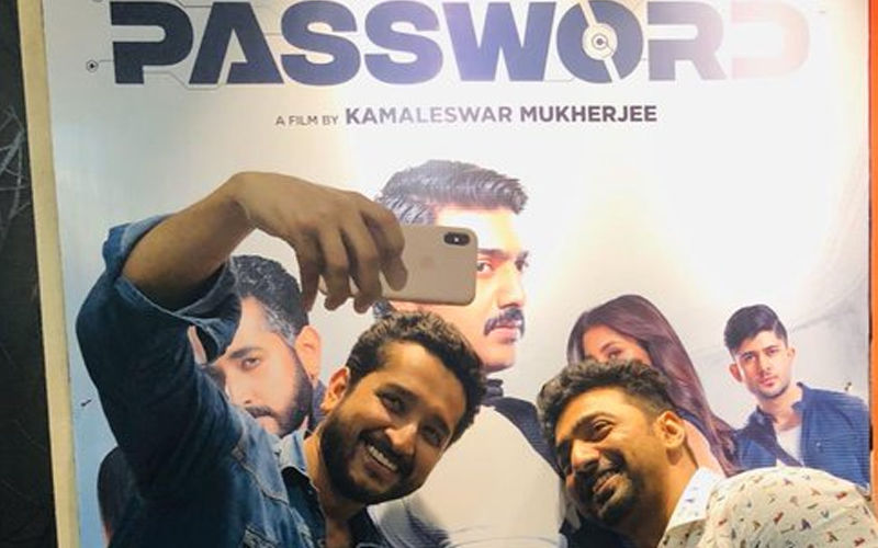 Actor Dev And Parambrata Pose For A ‘Barabar Ka Khiladi’ Selfie, Shares On Twitter