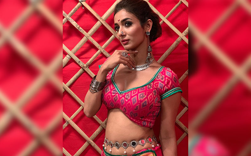 The New Hot Fashion Icon Heena Panchal Goes Backless For A Traditional Photo Shoot