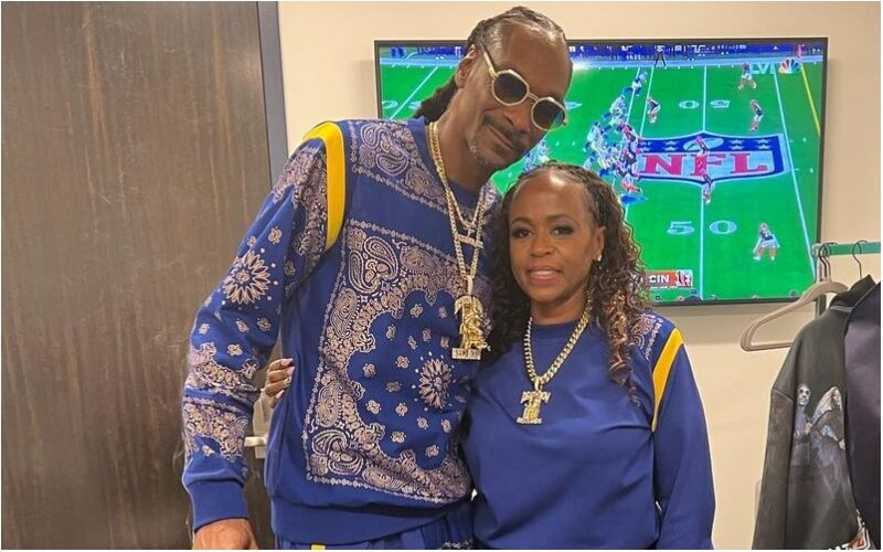 Snoop Dogg TWINS With Wife Shante Broadus In Matching Outfit At The SuperBowl, Couple Poses For a CUTE Picture-SEE PIC