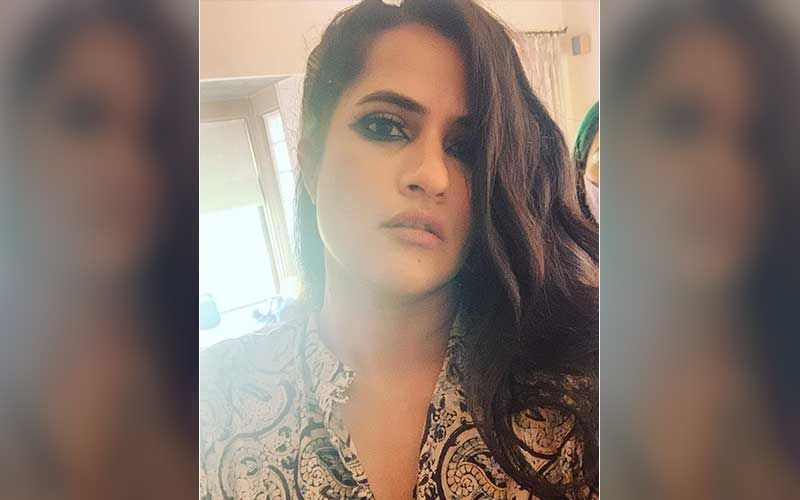Sona Mohapatra Defends Mandira Bedi On Being Trolled For Performing Her Husband Raj Kaushal's Last Rites; 'Stupidity Is More Abundant Than Any Other Element In Our World'