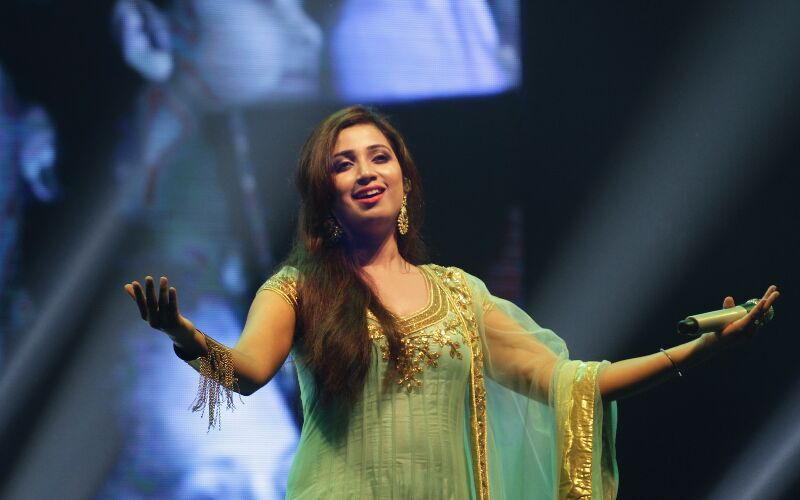 OMG! A Fan Travels 12,000 KM on His Birthday to Attend Shreya Ghoshal’s Concert in Mumbai!