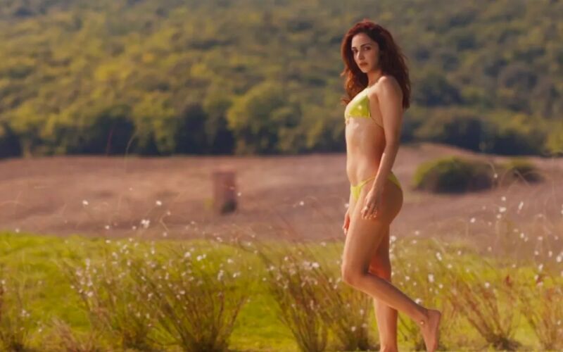 Kiara Advani Breaks The Internet With First Ever Bikini Look In War 2 Teaser!