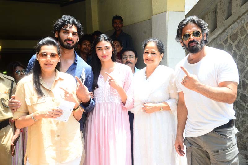 Suniel Shetty With His Family