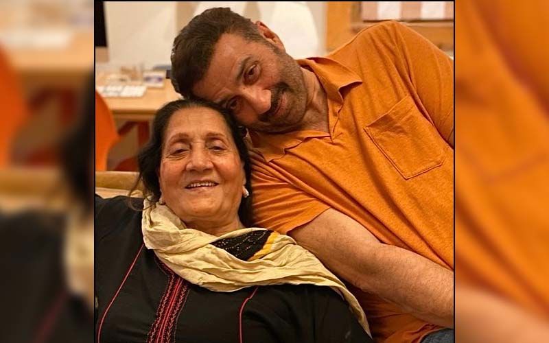 Sunny Deol Wins The Internet As He Helps Mom Prakash Kaur With Her Dupatta At The Airport; Fans Say, 'Beta Ho Toh Aisa'-WATCH
