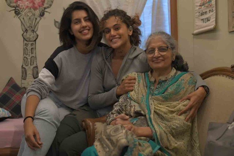 Taapsee Pannu with her mom and sister