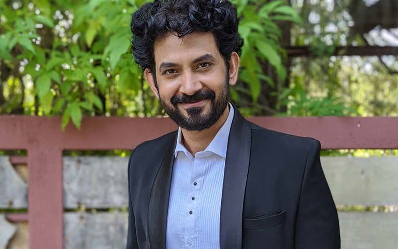 Umesh Kamat Dresses Dapper In A Black Suit Teasing Female Fans With His Rugged Looks