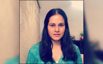 Manva Naik Shares A 90's Throwback With Her Girls Sonali Khare, Rujuta Deshmukh, And Maadhavi Nemkar