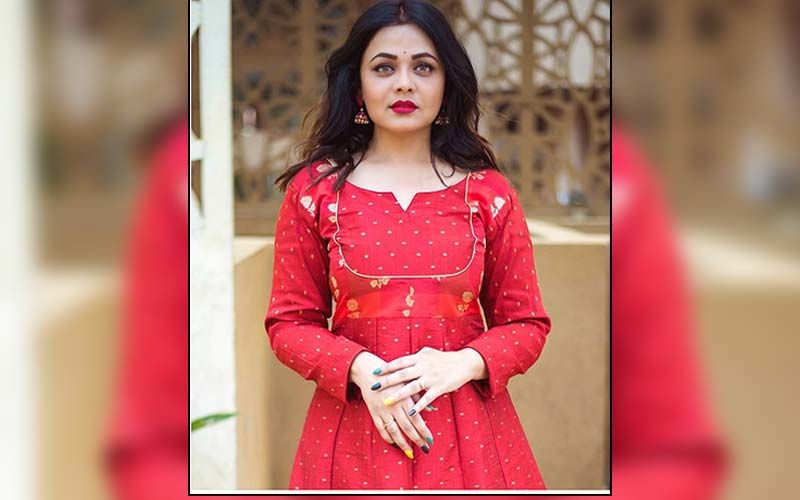 "Happiness Is The Best Makeup", Prarthana Behere Says As She Enjoys Getting Clicked By Her Husband