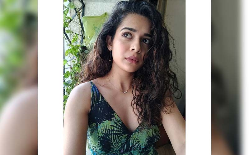 Mithila Palkar Looks Luscious Hot In This Traditional Saree While Lusting Over Spring Rolls