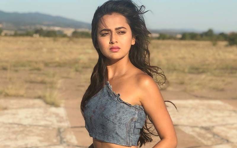 Tejasswi Prakash Panics At The Airport, Gets BRUTALLY Trolled By Netizens, ‘Overacting Ke 20rs Cut Hoge’