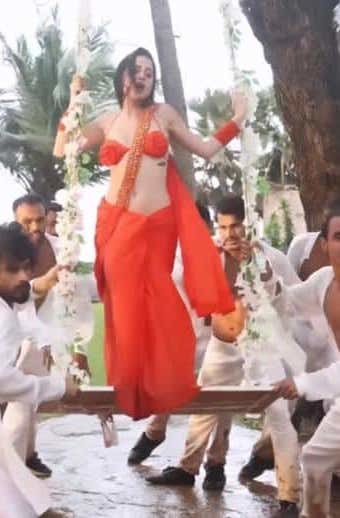 OOPS Moment! Urfi Javed FALLS DOWN From A Swing While Dancing