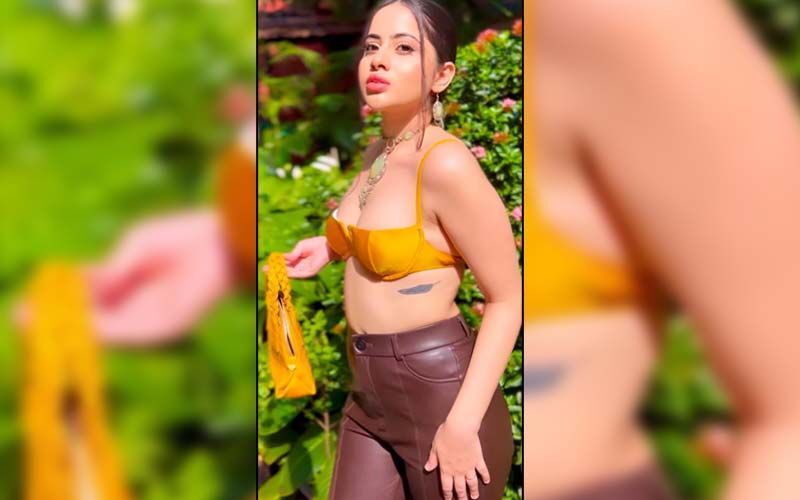 Urfi Javed Gets Trolled For Buttoning Up Her Pants On Camera Netizen Says Bakwas Bilkul 6814