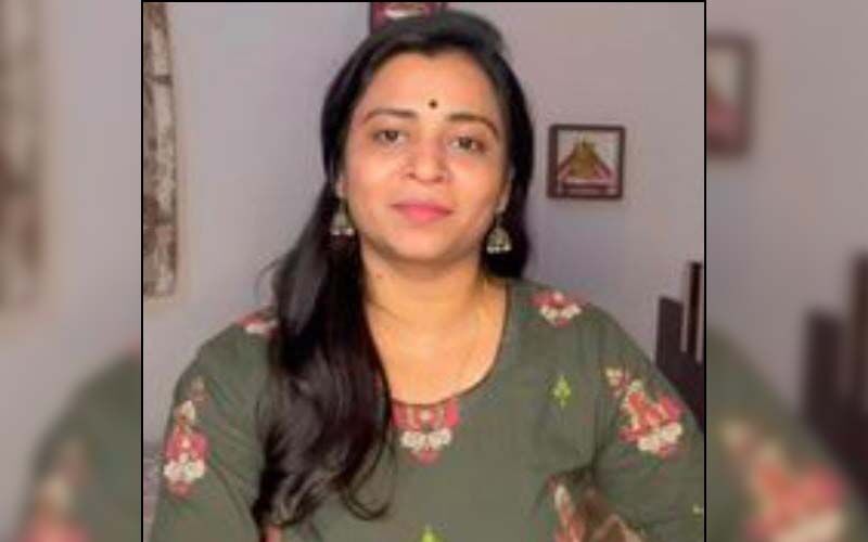 Gujarati Folk Singer Urvashi Radadiya Gets Showered By Buckets Of Cash From Her Fans -VIDEO Goes Viral