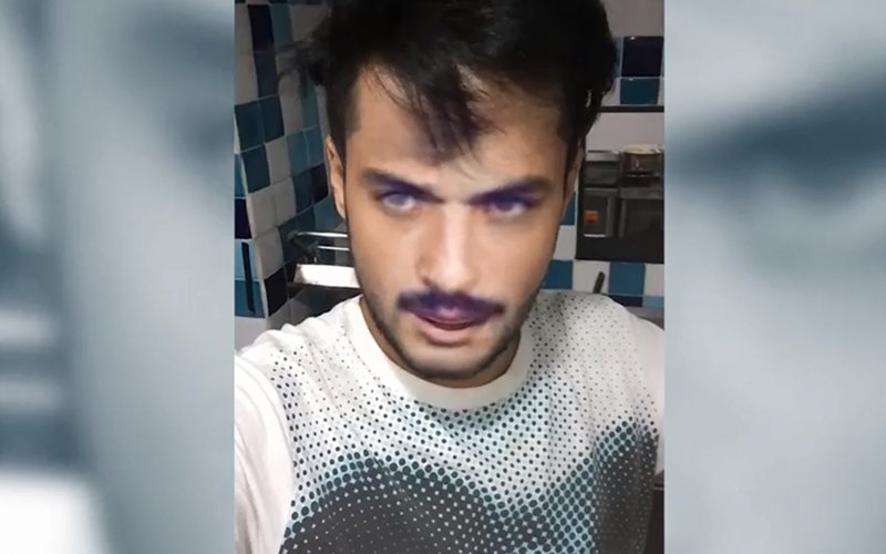 VIDEO: Pakistani Chai Wala-The Hot Thing On The Internet, Has A Message For His Fans
